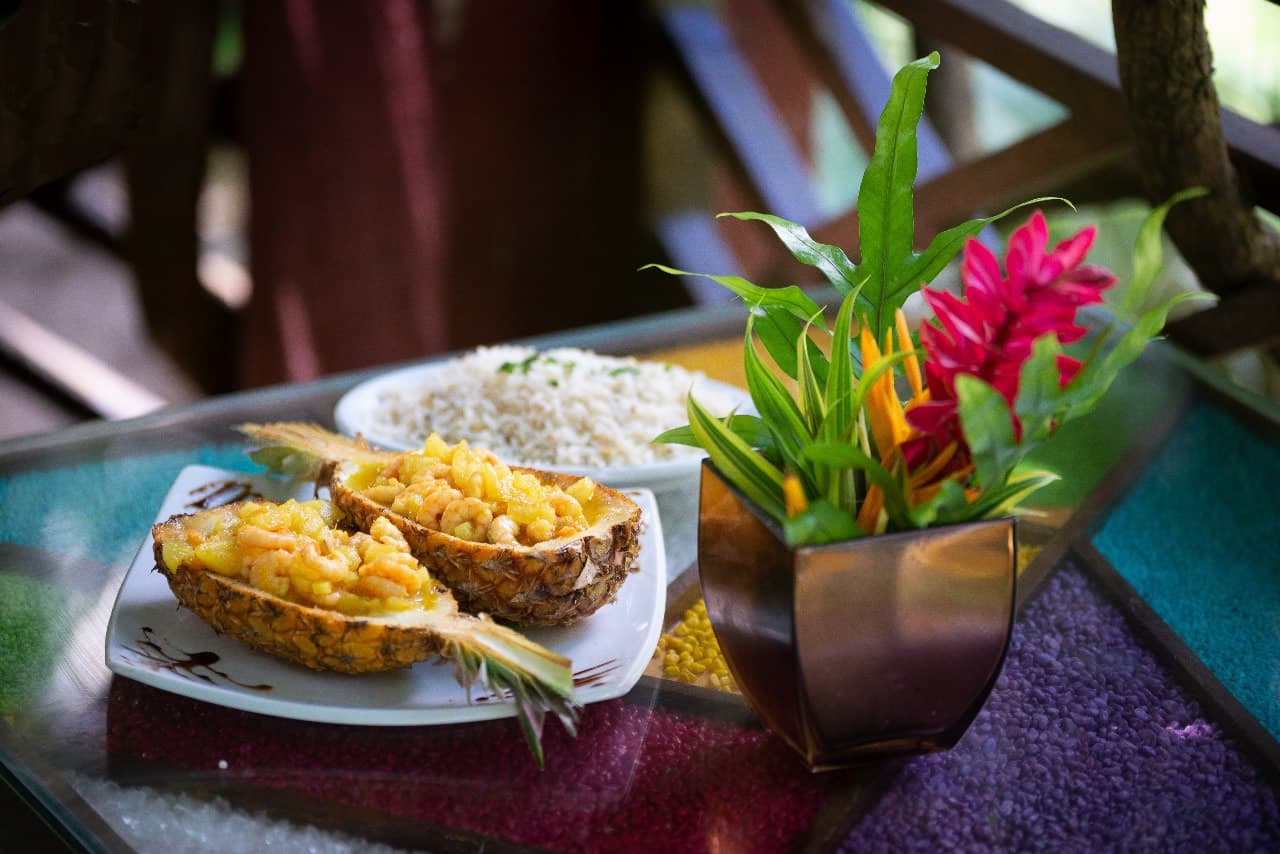 Camarão no abacaxi do Restaurante Maracajú Comfort Food