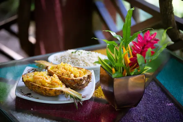 Camarão no Abacaxi do Restaurante Maracajú - Porto de Galinhas