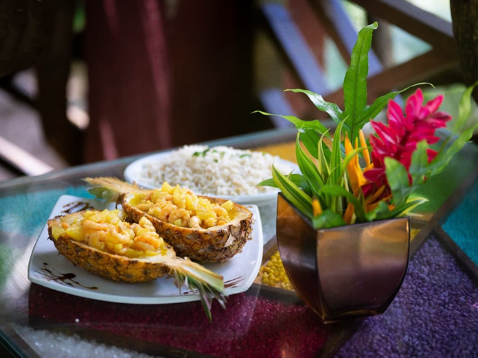 Camarão no abacaxi - Restaurante Maracajú Porto de Galinhas